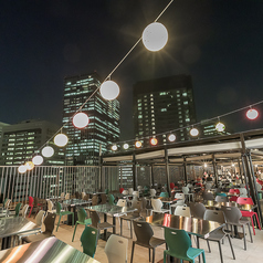 梅田の夜空にきらめく光を眺めながら、春ならではの穏やかな時間が流れます。都会の真ん中で、少しだけ非日常を感じられるあたたかな場所―「うめだ一丁目スカイビア」で心ほどけるひとときを。梅田/大阪駅/駅ビル/BBQ/焼肉/貸切/歓送迎会/屋上/宴会/ビアガーデン/テラス