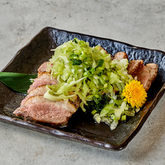 紅茶鴨の炭火焼き　こぼれ葱