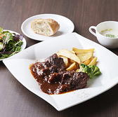 お得なランチセットをご用意しています。バヴェットステーキ、特製シーフードカレー、週替わりランチ、みかわ牛のステーキランチなど、こだわりのメニューが勢ぞろい。どのランチにもミニサラダ、スープ、自家製パン、ドリンクが付いており、充実したひとときをお過ごしいただけます。