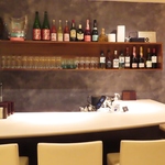 カウンター向かいには様々なお酒