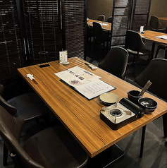 【テーブル席/2～5名様】人数に応じてテーブルのご用意も可能。ガラス張りの窓と高い天井が特徴の、開放的な店内空間でお過ごしいただくテーブル席。人数に応じてテーブルのご用意も可能。各種宴会やパーティーにもご利用いただけます。※テーブル席6名様以上でのご予約は、お電話にて承っております