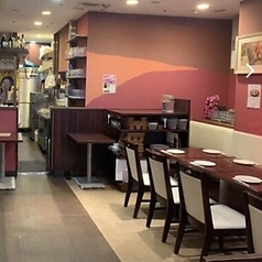 店舗を丸ごと貸し切って、プライベート感満載のパーティーを開催いただけます。最大50名様まで収容可能な店内は、死角が少なく一体感のある宴会が叶うレイアウト。飲み放題付きのプランも充実しており、幹事様も安心です。親しい仲間内でのオフ会や季節のご宴会など、大人数でワイワイと賑やかな時間をお過ごしください♪