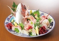 縁起の良い魚として親しまれる鯛を、見た目にも豪華な姿造りでご提供！お祝いの席やご家族のお集まり、ご宴会など、大切なひとときをより一層華やかに演出いたします。特別な日にふさわしい逸品をぜひご堪能ください。※7日前までにご予約ください。