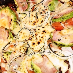 サクサク♪が癖になるべーコンとアボガドのピザの写真