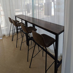 【カウンター席（背もたれあり）】ハイカウンターの席です。ガラス窓から外を見ながら作業ができます。ハイカウンターテーブルなので、スタンディング作業もできます。