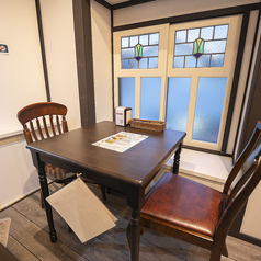 2階のテーブル席2階はゆっくりと座っていただける空間にしております。