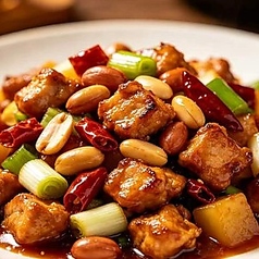 宮保鶏丁（鶏肉とピーナッツの甘辛炒め）の写真