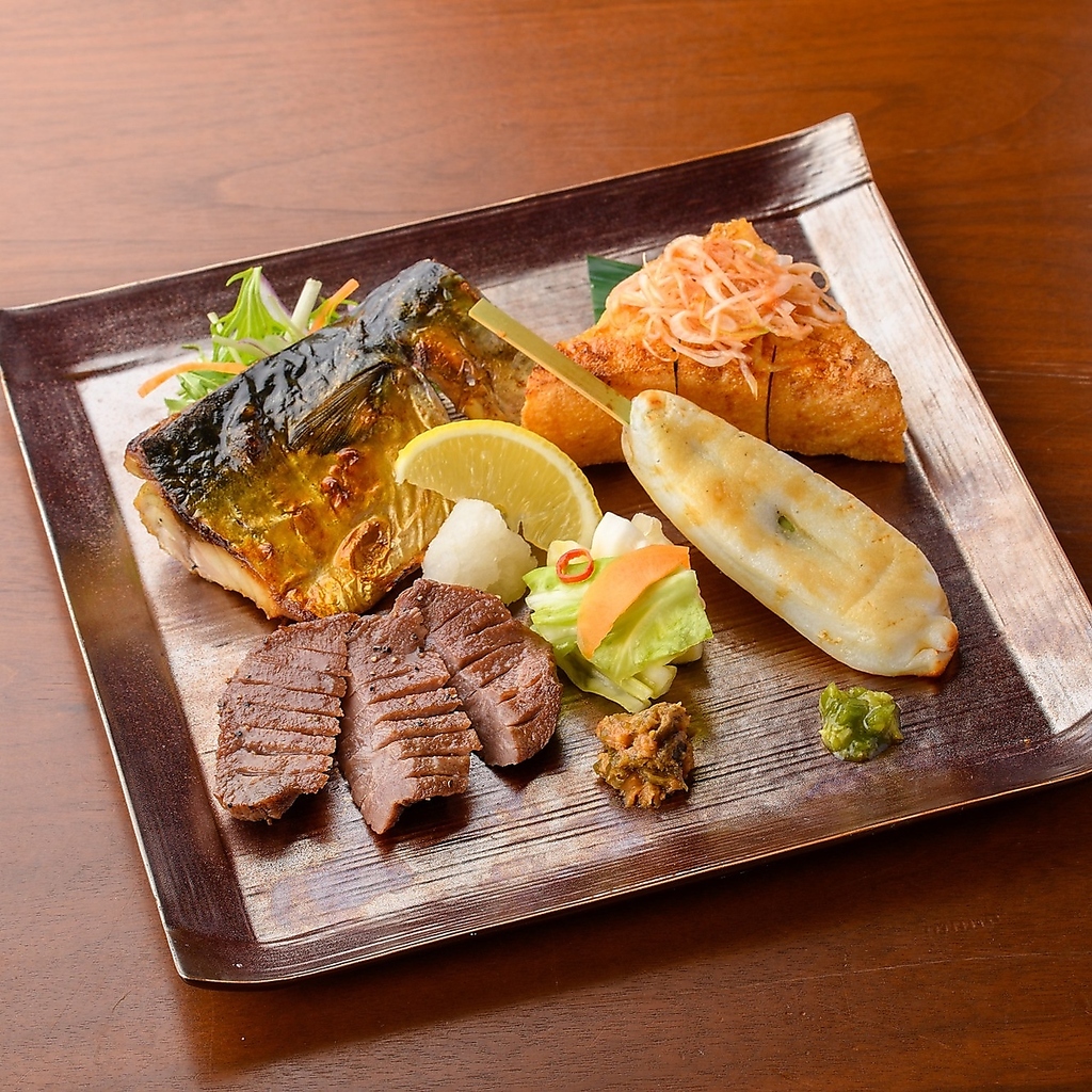 牛たん・金華サバ・笹かま・三角揚げ、仙台名物が一度に味わえる炉端焼き盛合せ