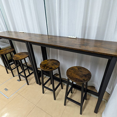 【カウンター席（背もたれなし）】ハイカウンターの席です。ガラス窓から外を見ながら作業ができます。ハイカウンターテーブルなので、スタンディング作業もできます。