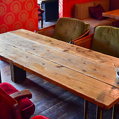 まるでお洒落なアパルトマンの一室のような雰囲気を演出します。大きめのテーブルでコースのお料理やドリンクが沢山きても余裕があります。ご友人との女子会や、時間を気にせず寛ぎたいデートに最適です◎※撮影中のため系列店の一例です