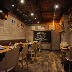 【2階テーブル】人数に大路てテーブルのセットをさせていただきます。広々とした開放的な空間が広がる2階テーブル席は、大人数でのご利用に最適です。広々としたテーブル席で、美味しい料理を囲んで賑やかな時間をお過ごしいただけます。友人との食事や会社での宴会にもおすすめです♪