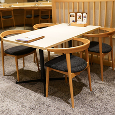 温泉やサウナ、フィットネスで整った後は、食からも健康をサポート。ライブ感溢れる空間で、職人の技が光るヘルシーな鮨やおでんをご堪能ください。清潔感ある広々とした店内で、美味しく健やかなメニューが心と体を満たします。自分へのご褒美に、癒しと美食が融合する万蓮で至福のひとときを。