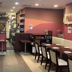 木の温もりを感じるテーブル席は、お一人様から少人数のグループまで幅広く対応可能です。片側ソファータイプのお席もあり、背もたれに寄りかかってリラックスしながらお食事を愉しめます。異国情緒漂う装飾に囲まれた店内で、本場のスパイス料理を味わう贅沢なひと時を。日常使いから特別な夜まで幅広く重宝します◎