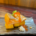 料理メニュー写真&nbsp;サーモンハラス乗せだし巻き卵