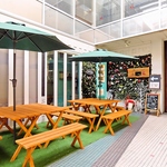 外にもお席をご用意しておりますので、暖かい日や涼しい日に自慢の料理とご一緒にお楽しみください！