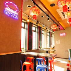 ポップでかわいいお席に美味しい料理をどんどんお持ちします！