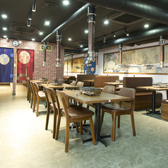 広々お使いいただけるテーブル席は、フロア貸切も可能です♪最大100名様までお座りいただけます！大規模宴会も年中受付けておりますので、お気軽にお問い合わせください。