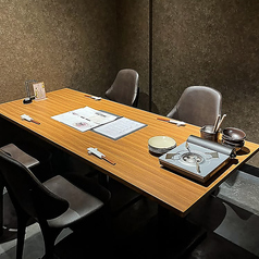 【半個室/3～6名様】プライベート空間で九州・博多、やまやの味を堪能。6名様までご利用いただける個室。周りを気にせずお過ごしいただけるプライベート空間で、当店こだわりの料理を存分にお愉しみください。お子様連れのお客様やご家族、少人数のご宴会、接待など、シーンに合わせてご利用ください。