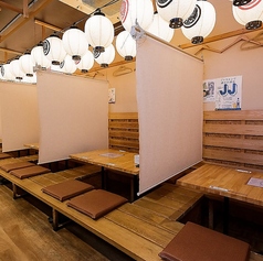 【〈掘りごたつ半個室4名様×6卓〉ゆったりお食事を◎】ゆっくりとお楽しみいただきたく、脚を伸ばして座れる掘りごたつ席をご用意しました。仕切りがあるので個室風にご利用いただけます◎4名様テーブルを6つ。24名様以上なら最大34名様で貸切もOK。打ち上げ、同窓会、結婚や誕生日など各種お祝いにぜひ。