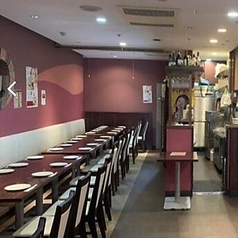 木の温もりを感じるテーブル席は、お一人様から少人数のグループまで幅広く対応可能です。片側ソファータイプのお席もあり、背もたれに寄りかかってリラックスしながらお食事を愉しめます。異国情緒漂う装飾に囲まれた店内で、本場のスパイス料理を味わう贅沢なひと時を。日常使いから特別な夜まで幅広く重宝します◎