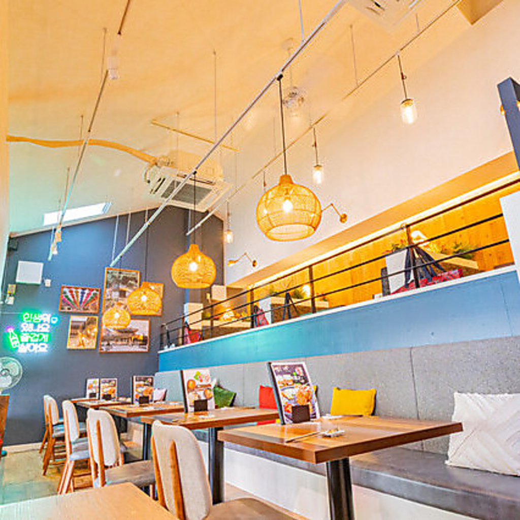 天井が高く開放感たっぷり！ランチの時間は陽射しが差し込み明るい空間に♪