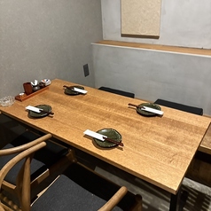 半個室のテーブル席。人数によりご用意♪最大15名様程度収容可能