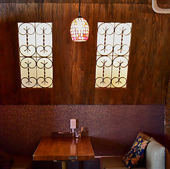 アンティークな家具と温かみのある照明に彩られたメインのテーブル席です。席が広く、ゆったりとした配置で日常を忘れてお食事をお楽しみいただけます♪大人数でのご利用にも対応可能です◎※撮影中のため系列店の一例です