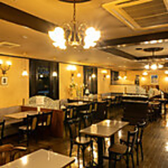 木のぬくもりが感じられるテーブル席