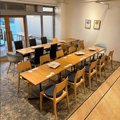 20名様から最大42名様までの貸切利用を承っております。会社の宴会や同窓会、各種パーティー利用に最適！街中から少し離れた隠れ家風の落ち着く空間ですので、周りを気にせずゆったりとお過ごしいただけます。ご予算や人数に合わせてお気軽にご相談ください。