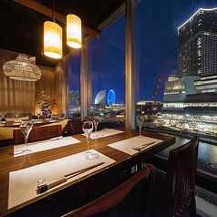 夜景の見える、半個室席。4名様まで可能です。落ち着いた雰囲気の店内で、ゆったりお過ごしいただけます。