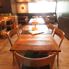 【テーブル5名様席×2】広々としたテーブル席はご家族連れにもピッタリ！ゆったりとおくつろぎいただけます。
