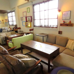 ◆2階ソファー席（禁煙）/個室としても利用可能。6名様～大人数までとご利用が可能な使いやすい空間となっております。パーティーやサプライズにもぴったりですので、気軽にご相談ください♪（6人可、8人可、10～20人可、20～30人可、30人以上可）・2F最大35名様までのソファー席