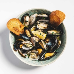 ナポリ風あさりとムール貝の白ワイン蒸し 黒胡椒風味