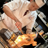 目の前で調理風景が見られるライブキッチン・カウンター。目の前では魚を捌く板場、その直ぐ後ろには炭火焼きや囲炉裏焼きのある焼き場、大きな銅製の天ぷら鍋。一通りのお料理の工程を見ていただけます。