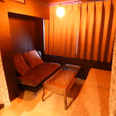 最大6名まで利用できる半個室席は、周囲を気にせずゆったり過ごせるプライベート空間。女子会や誕生日、打ち上げなどの少人数パーティーにもぴったり。落ち着いた照明とカフェらしいカジュアルな雰囲気が、気取らずリラックスした時間を演出してくれます。