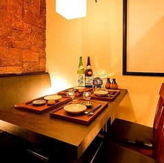 【2名様～4名様用】全席完全個室居酒屋★さつま小町★落ち着いた雰囲気の個室へご案内いたします。お仕事帰りの飲み会、ご友人とのお食事,デートにぴったりなくつろぎプライベート空間をご提供致します◆