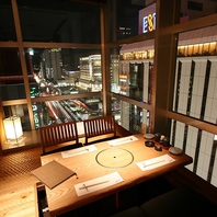 【ガラスに囲まれたお席で札幌駅前夜景を一望】