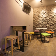 【たまにはご友人としっぽり飲みたい…！】気の置けないご友人としっぽり飲むなら2人掛けのテーブル席がオススメ！ゆったりと時間の流れる店内で、普段できない話もできるかも！