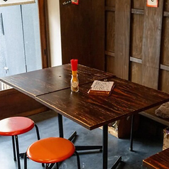 くつろげるテーブル席。会話と料理をゆっくり楽しめる空間です。