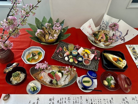 日本伝統の「食材」「旬」「味」を吟味した本格、日本料理が楽しめます。