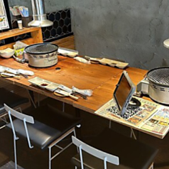 半個室のテーブル席です。