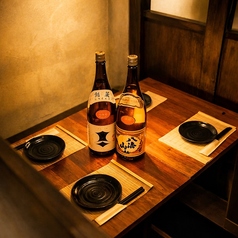 【3～4名様用完全個室】少人数でのご利用に最適な3～4名様用の完全個室をご用意しております。木の温もりを感じる落ち着いた空間は、接待やご家族でのお食事、気の置けないご友人とのひとときにもぴったり◎名物の地鶏炭火焼鳥や鶏餃子を囲んで、ゆったりとした時間をお楽しみください。