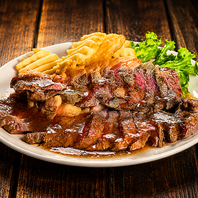 豪快なお肉料理で今日も乾杯！