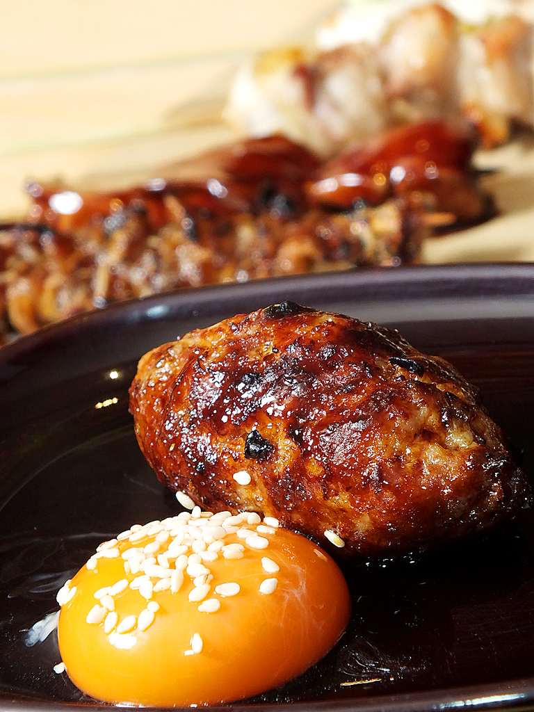 伊達鶏をミンチにする所からの、こだわり満載のつくね♪栄養たっぷり濃厚な黄身と自家製ダレの相性◎