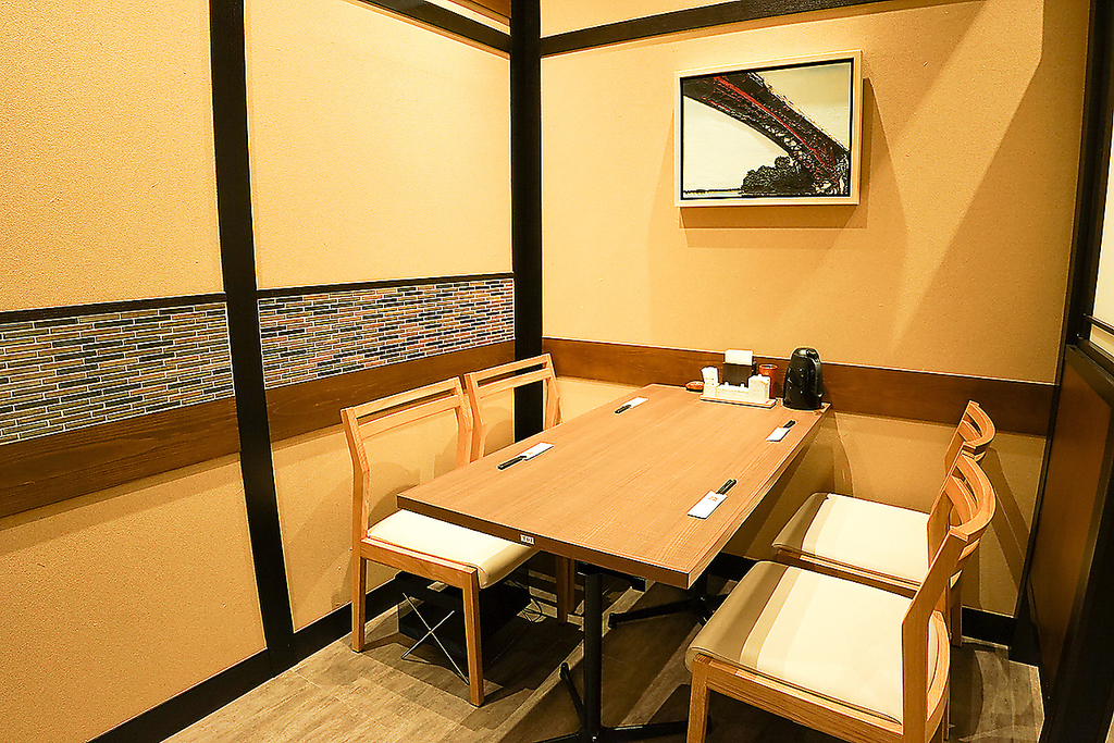 ４～６名対応の個室が２つございます。少人数から団体まで様々なシーンでご利用いただけます。
