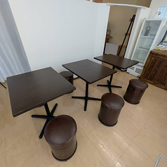 【テーブル席】2人がけのテーブル席が3台あります。雑談や、落ち着いて作業したいときにどうぞ！打ち合わせにも。