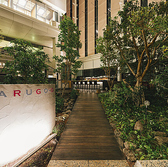 JR刈谷駅北口から徒歩3分。入口へと続くゆるやかなスロープは、暖色のライトに照らされ、幻想的な雰囲気を醸し出しています。まるで別世界への入り口のような空間を通り抜けると、日常を忘れさせてくれる大人の空間が広がります。