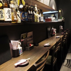 【カウンター席】6席限定のカウンター席。落ち着いた照明と上質な内装が、プライベートな雰囲気を演出します。並んで座ることで、自然と会話が弾み、心地よい一体感が生まれます。特別な日のデートや、初めてのお食事にもおすすめです。