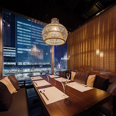 夜景の見えるソファー席の半個室。6名様まで可能です。優しい光が居心地の良さを演出し、ゆっくりとお食事を楽しめます。