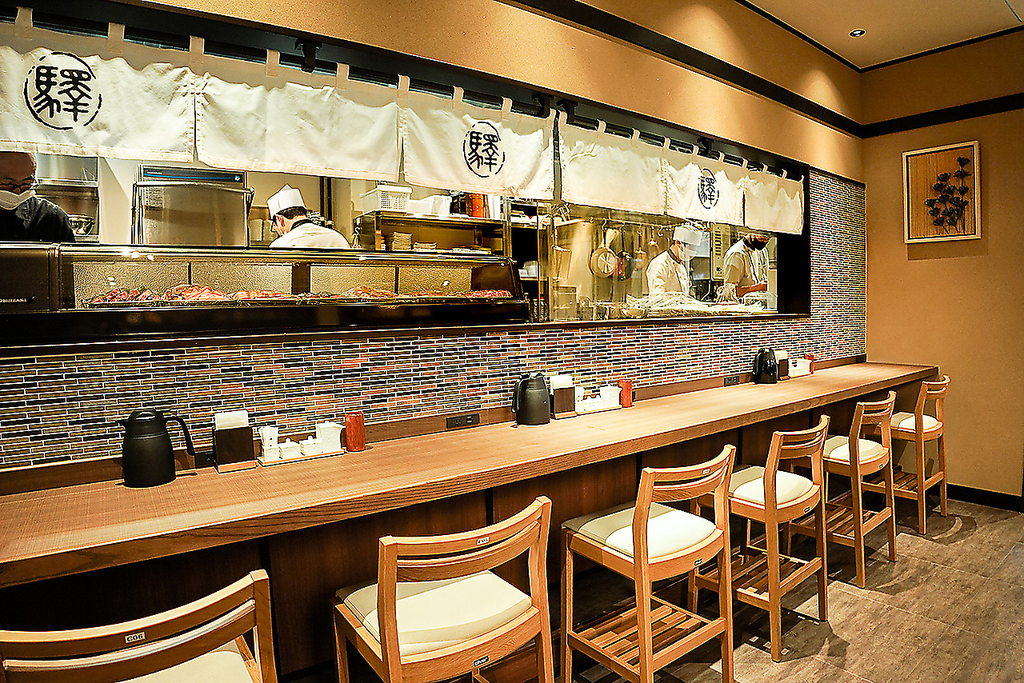 職人のが炭火で焼く姿を目の前で楽しむことができるカウンター席。